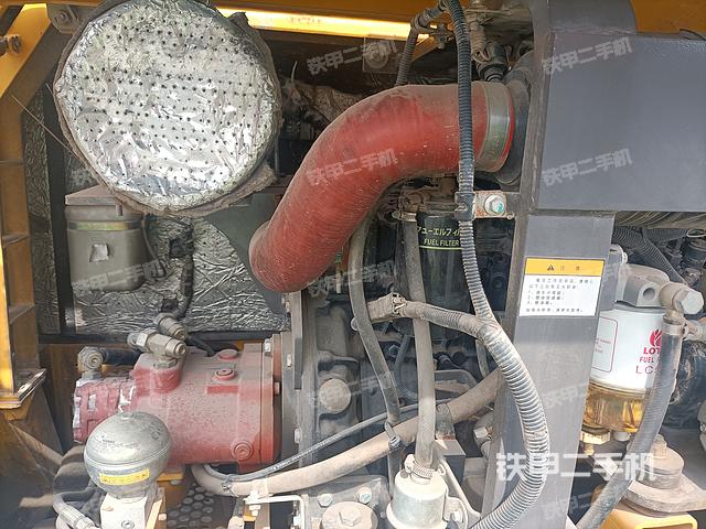 液压泵舱室正面整体（整机外观）