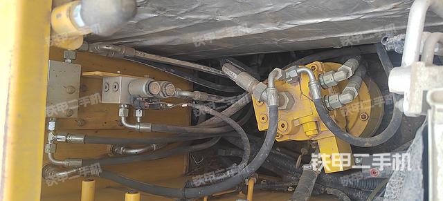 回转马达和主控阀（整机外观）