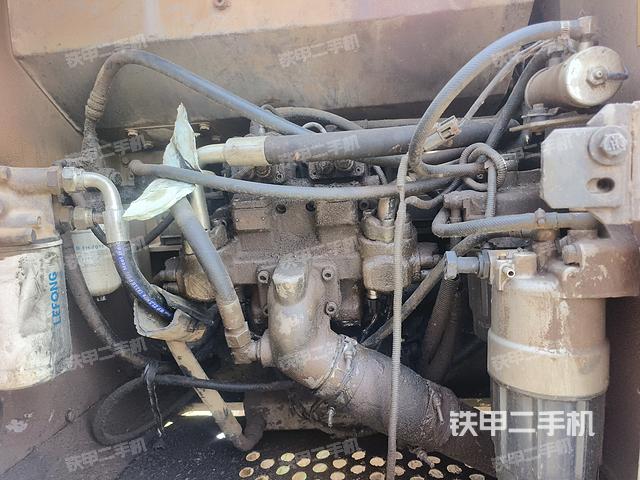 液压泵舱室正面整体（整机外观）