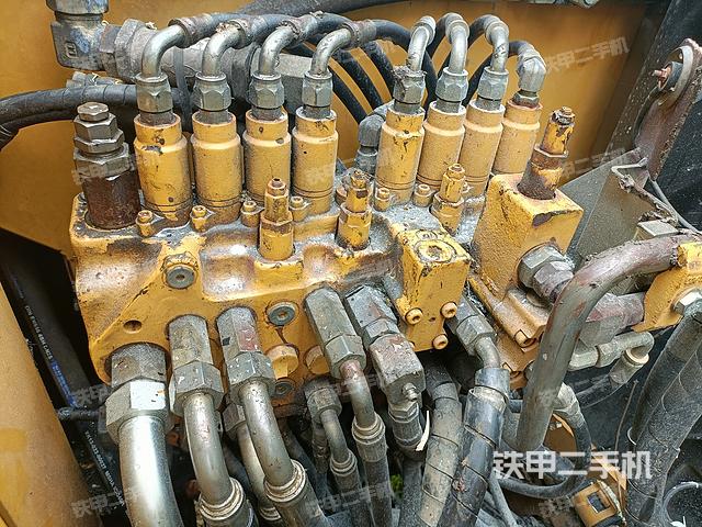 回转马达和主控阀（整机外观）