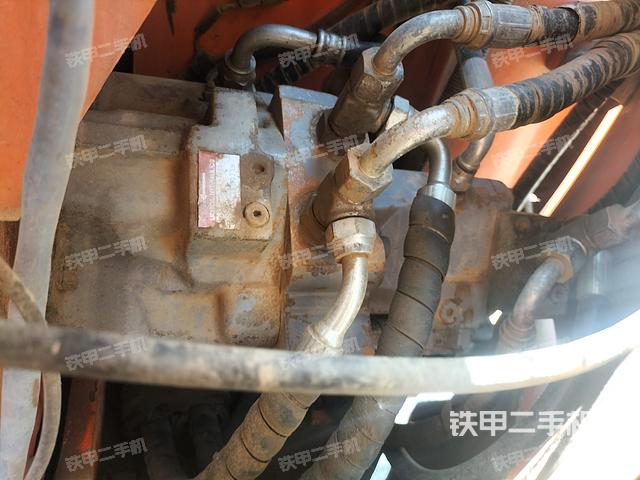 液压泵舱室正面整体（整机外观）