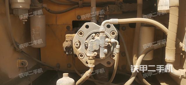 液压泵舱室正面整体（整机外观）