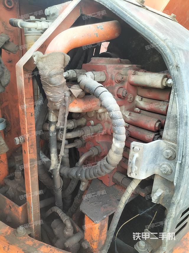 回转马达和主控阀（整机外观）