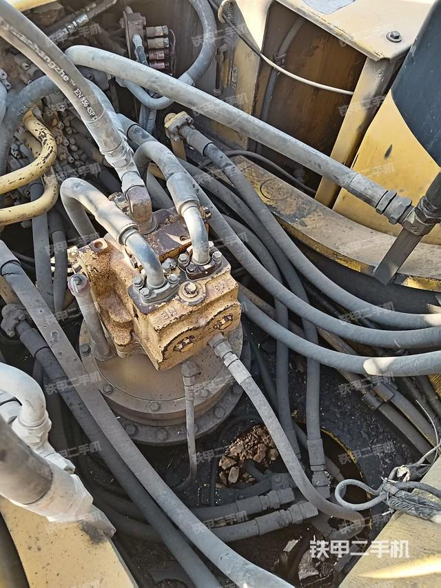 回转马达和主控阀（整机外观）