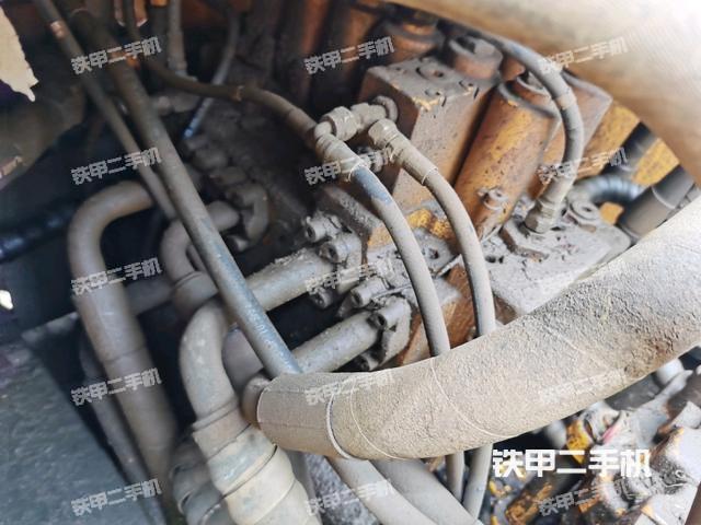 回转马达和主控阀（整机外观）