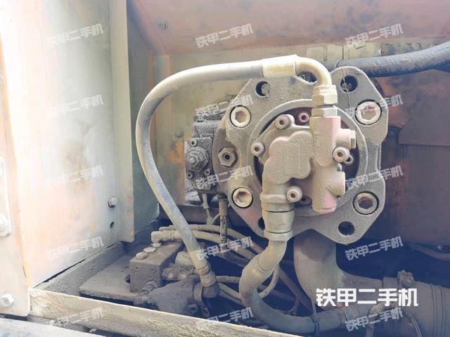 液压泵舱室正面整体（整机外观）