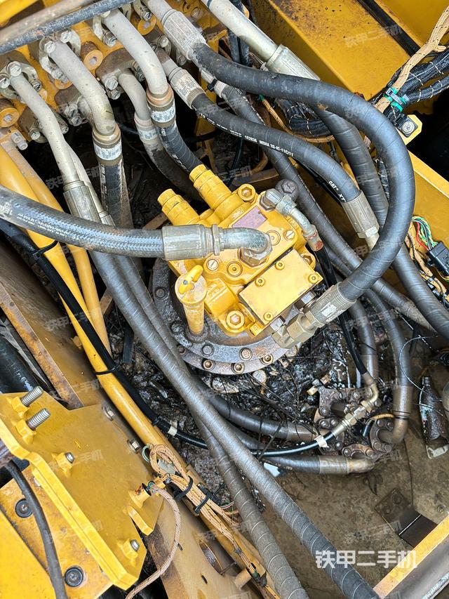 回转马达和主控阀（整机外观）