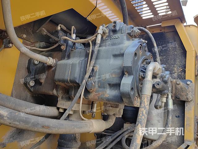 液压泵舱室正面整体（整机外观）