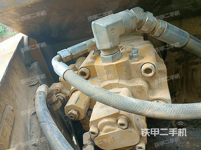 液压泵舱室正面整体（整机外观）