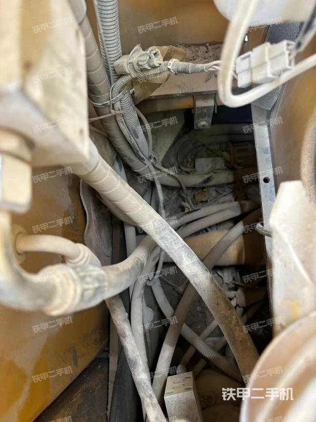 液压泵舱室正面整体（整机外观）