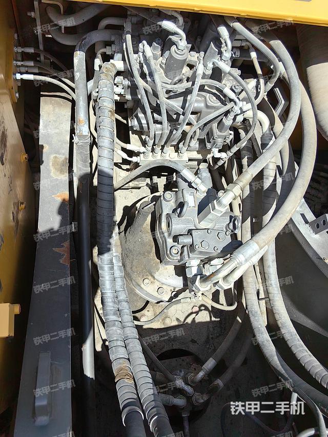 回转马达和主控阀（整机外观）