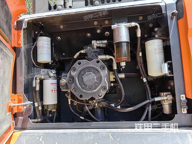 液压泵舱室正面整体（整机外观）