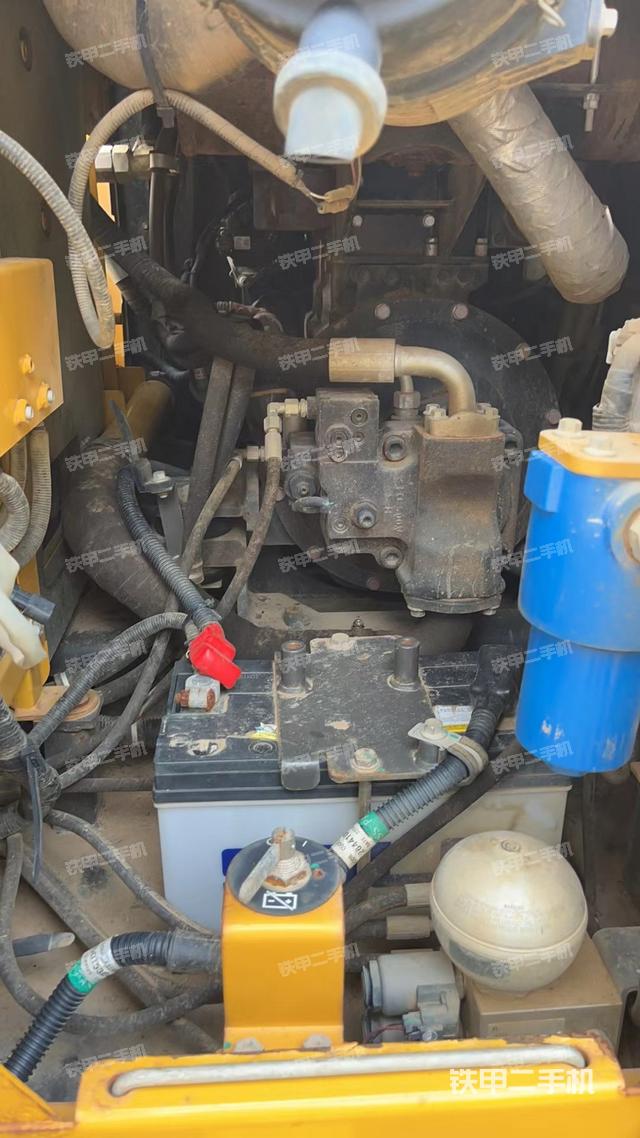 液压泵舱室正面整体（整机外观）