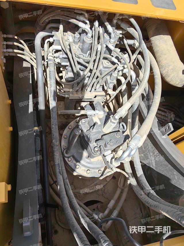 回转马达和主控阀（整机外观）