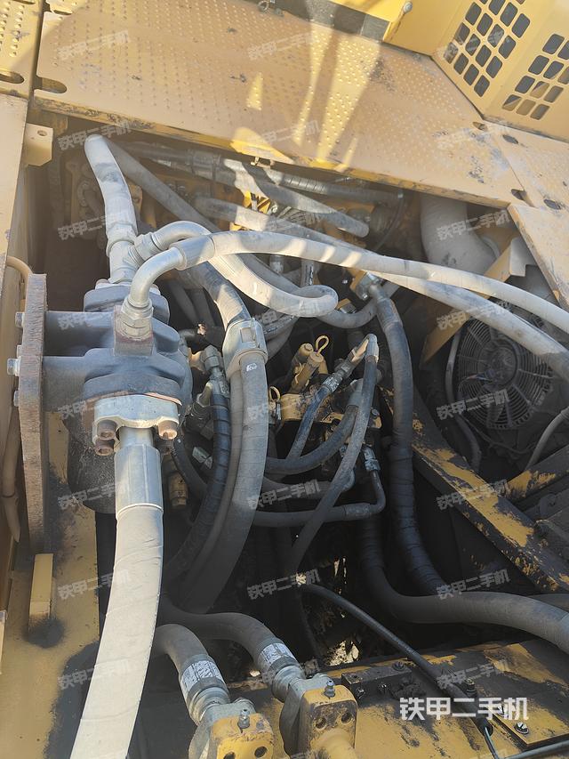 回转马达和主控阀（整机外观）