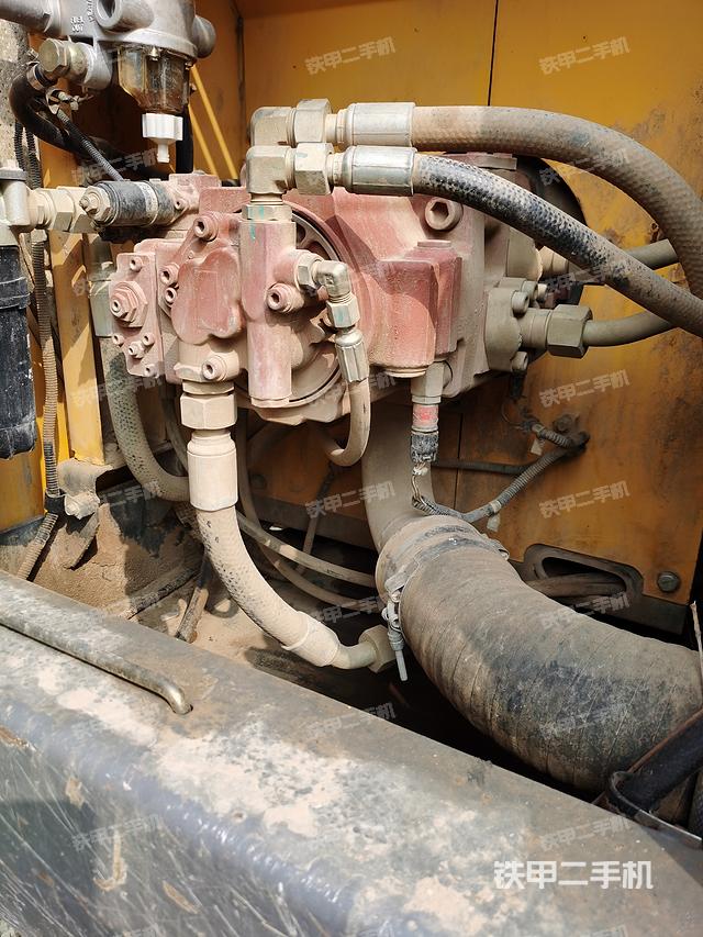 液压泵舱室正面整体（整机外观）