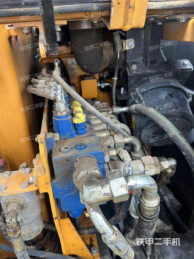 回转马达和主控阀（整机外观）