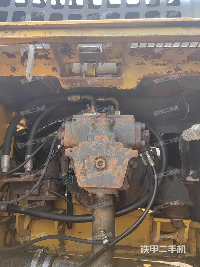 液压泵舱室正面整体（整机外观）