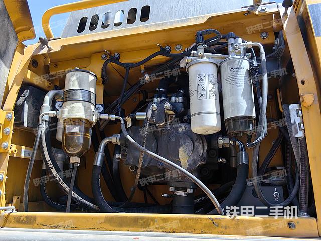 液压泵舱室正面整体（整机外观）