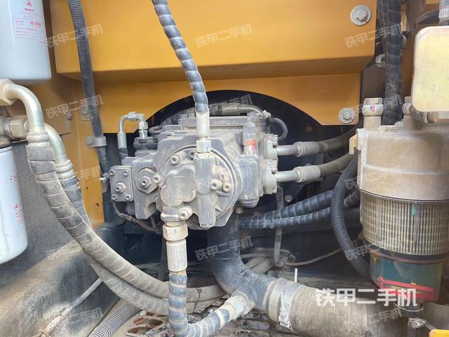 液压泵舱室正面整体（整机外观）