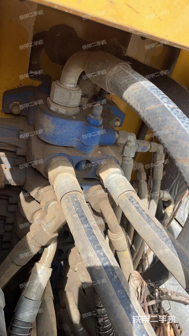 回转马达和主控阀（整机外观）