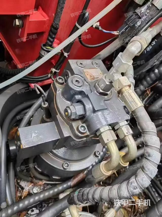 回转马达和主控阀（整机外观）