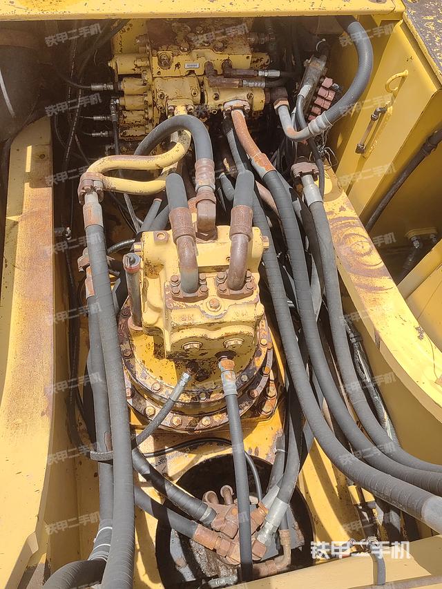 回转马达和主控阀（整机外观）