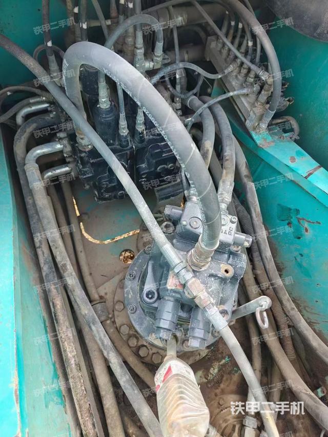 回转马达和主控阀（整机外观）