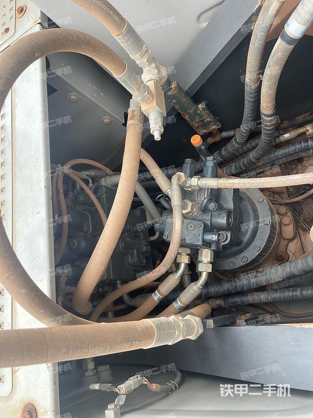 回转马达和主控阀（整机外观）