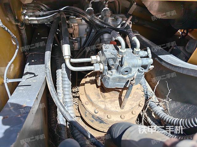 回转马达和主控阀（整机外观）