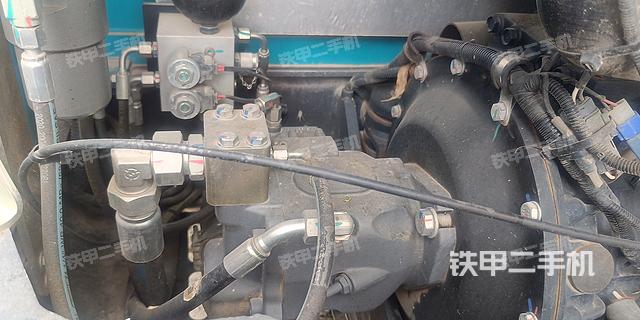 液压泵舱室正面整体（整机外观）