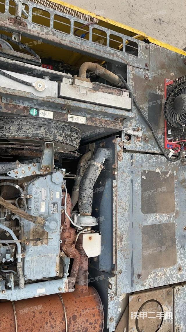 液压泵舱室正面整体（整机外观）