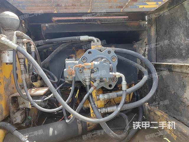 液压泵舱室正面整体（整机外观）