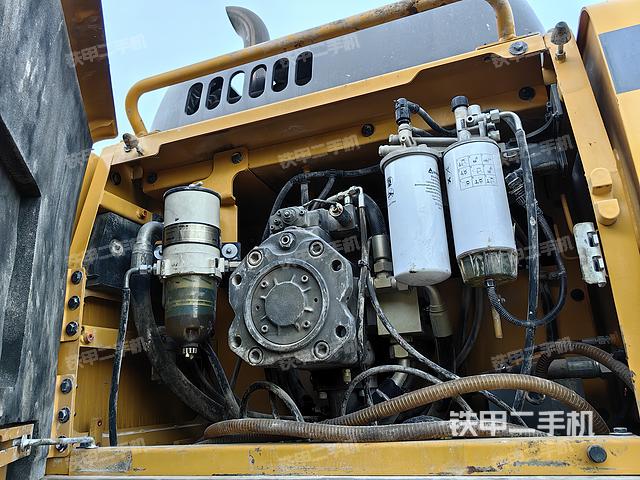 液压泵舱室正面整体（整机外观）