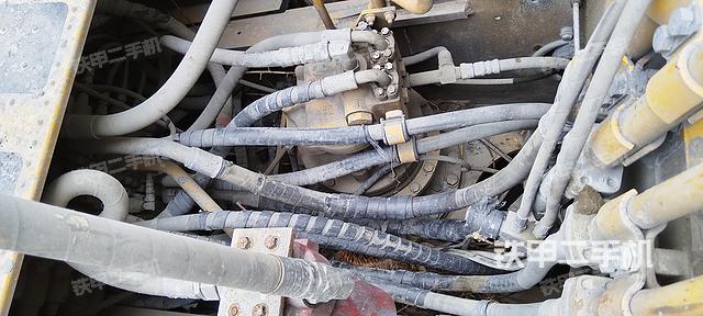 回转马达和主控阀（整机外观）