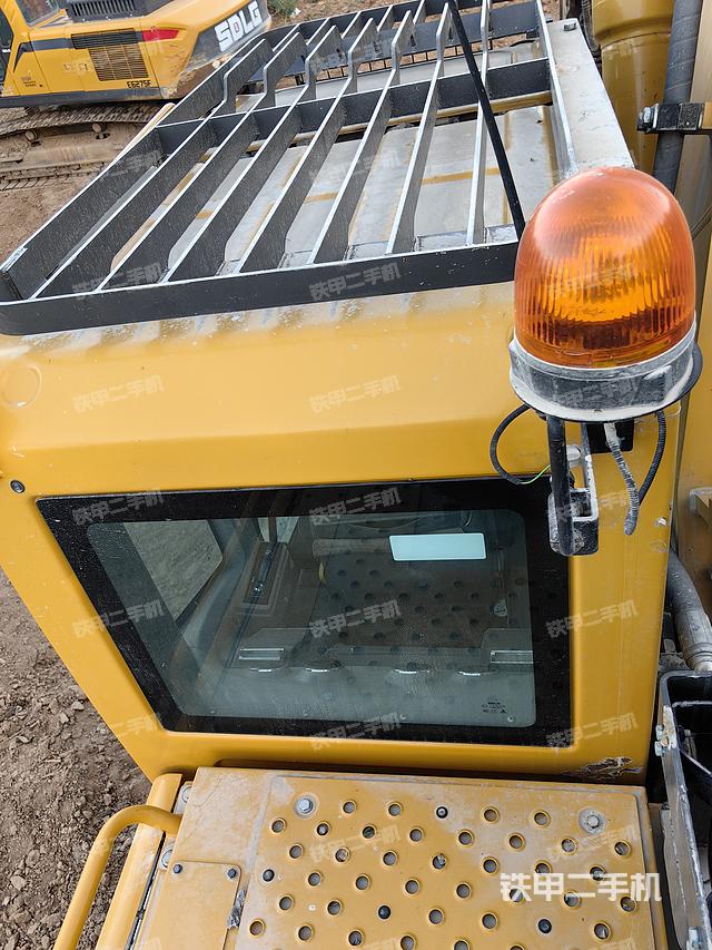 驾驶室顶部（整机外观）