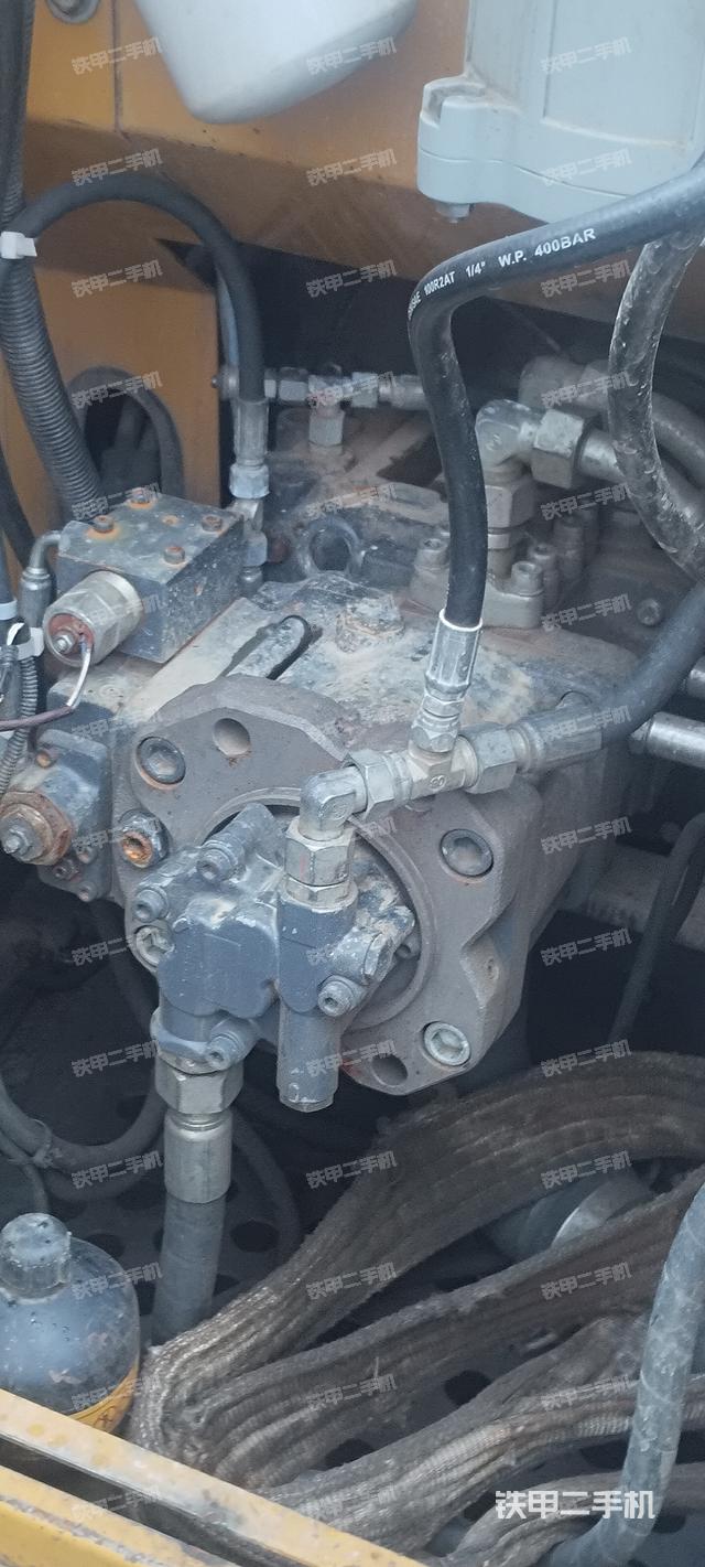 液压泵舱室正面整体（整机外观）