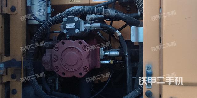 液压泵舱室正面整体（整机外观）