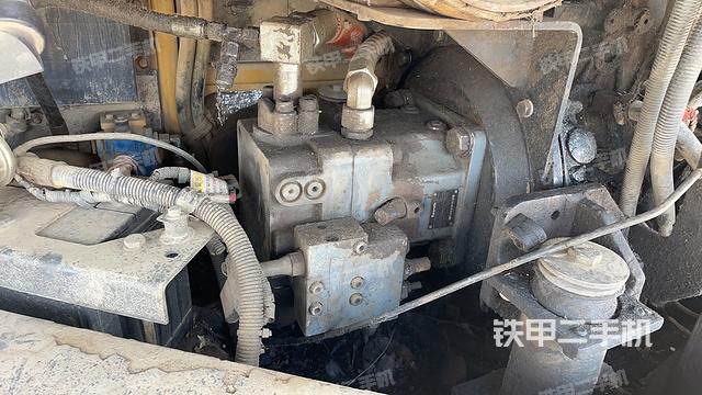 液压泵舱室正面整体（整机外观）