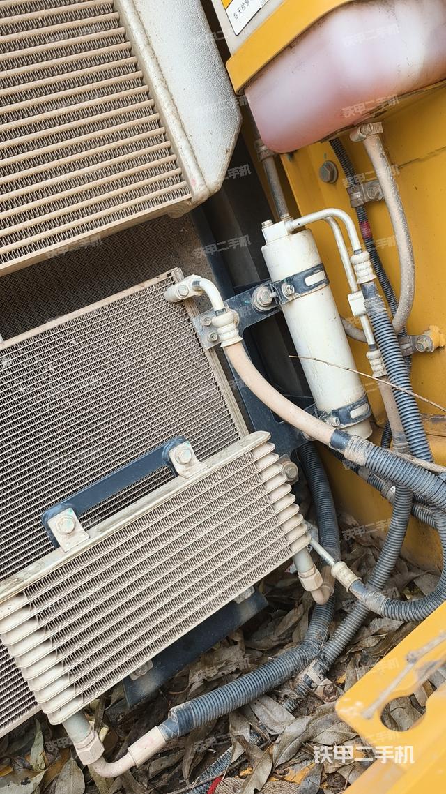 液压泵舱室正面整体（整机外观）