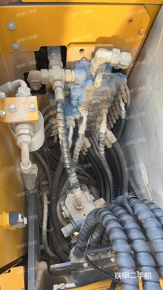 回转马达和主控阀（整机外观）