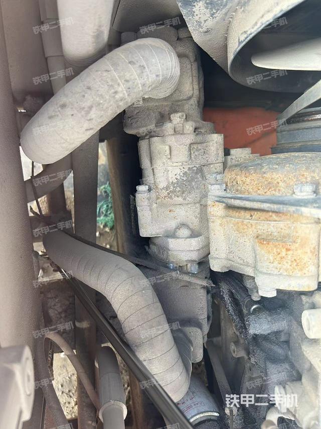 液压泵舱室正面整体（整机外观）