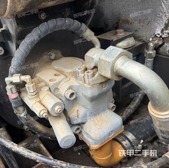 液压泵舱室正面整体（整机外观）