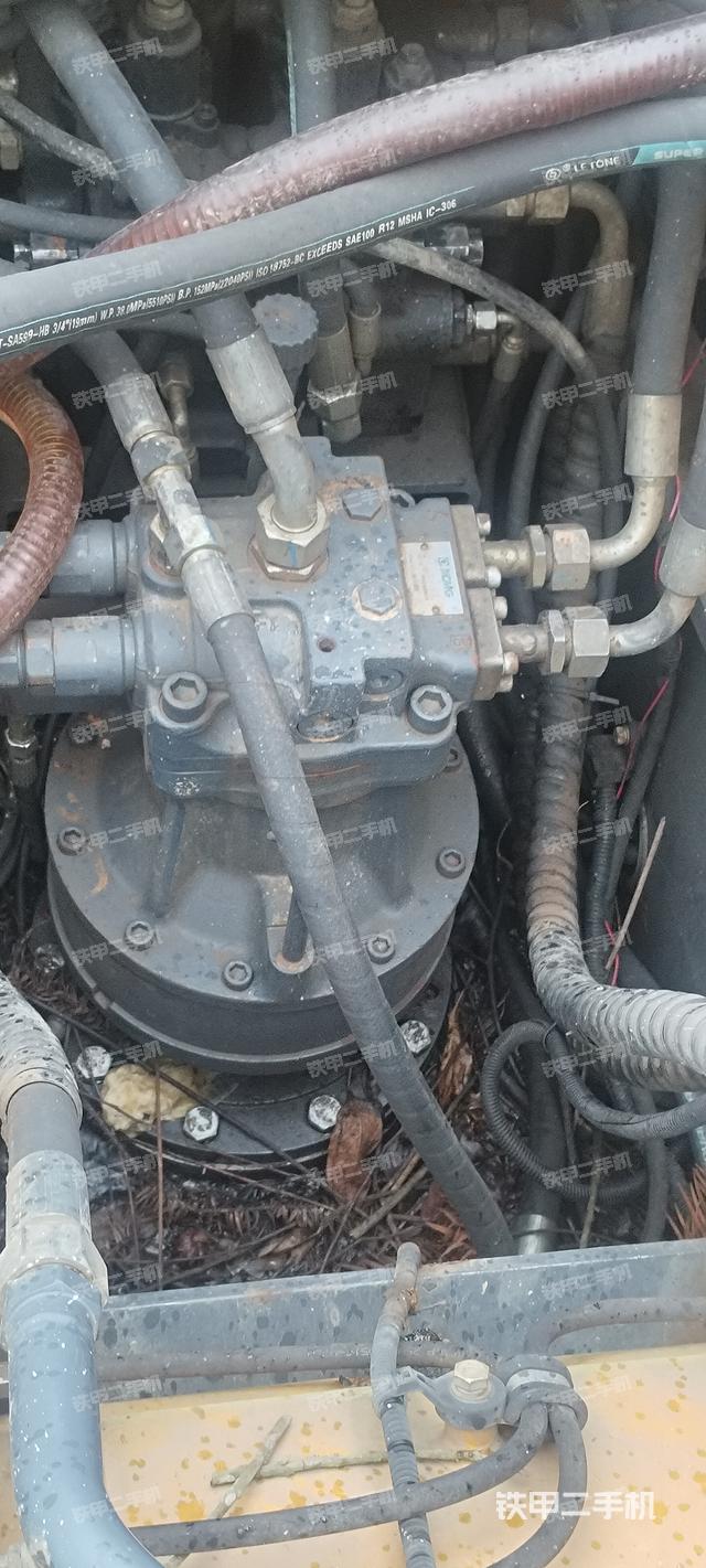 回转马达和主控阀（整机外观）