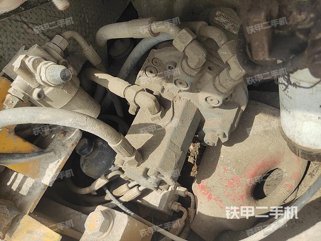 液压泵舱室正面整体（整机外观）