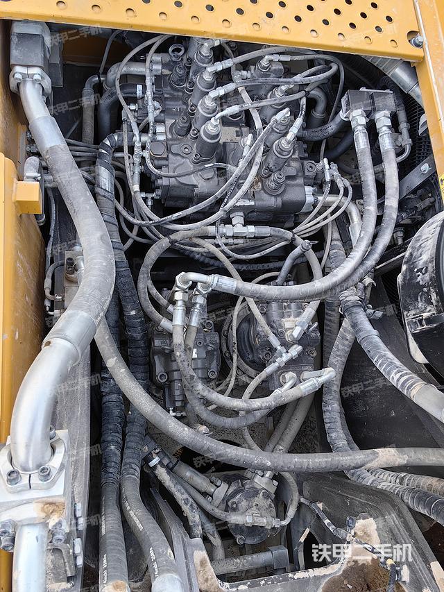 回转马达和主控阀（整机外观）