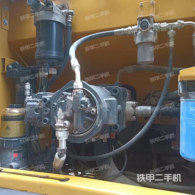 液压泵舱室正面整体（整机外观）