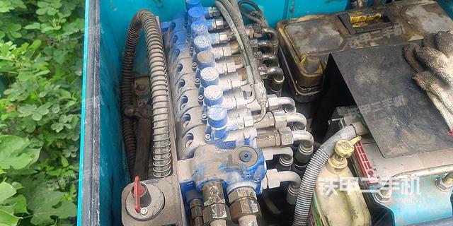 回转马达和主控阀（整机外观）