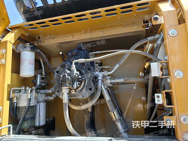 液压泵舱室正面整体（整机外观）