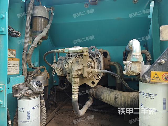 液压泵舱室正面整体（整机外观）